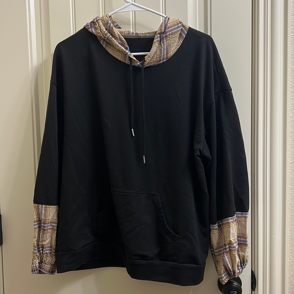 ROMWE Sweater with Flannel Hood and Sleeves